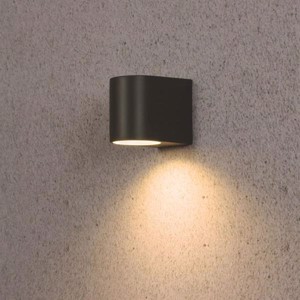 Elegant udendørs lampe i aluminium